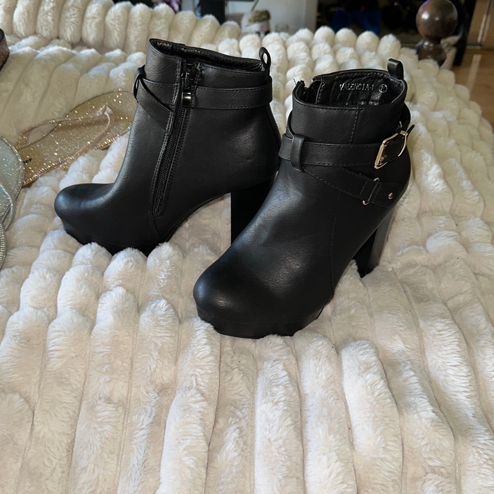 Top moda size 7 1/2 zip up black ankle booties
